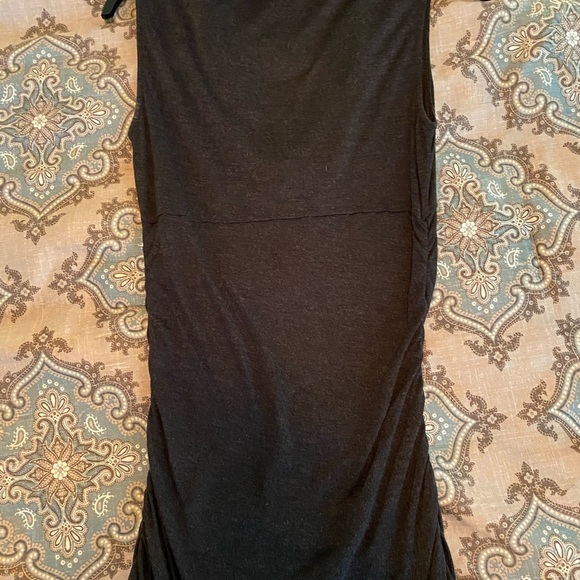 Express Sleevless Top - Picture 3 of 4